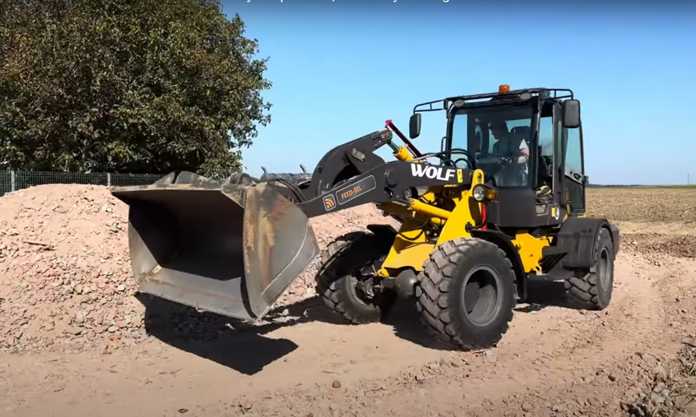 WOLF WL825 Wheel loader is currently in operation, efficient···